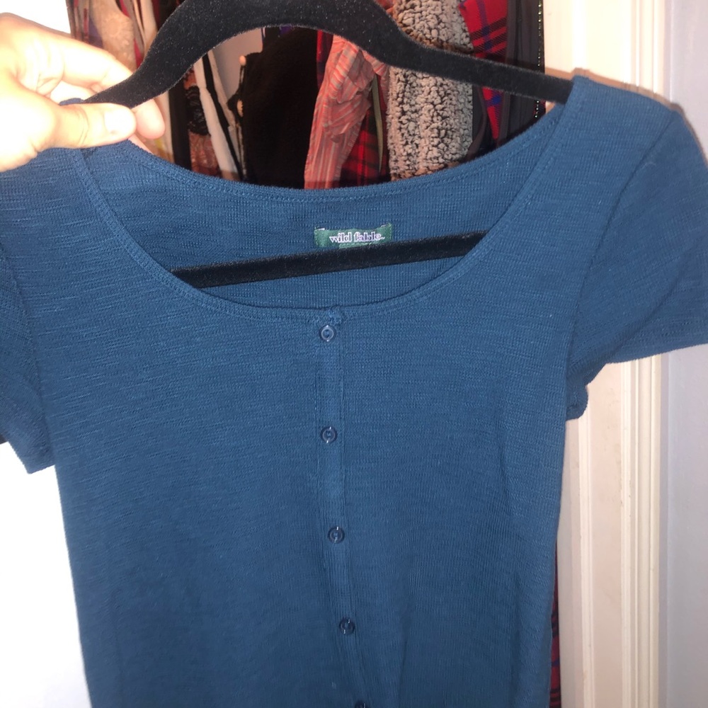 crop blue T-shirt